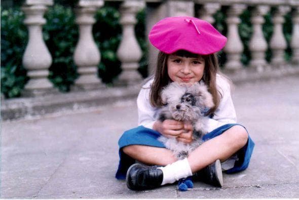 Daniela Aedo prácticamente creció en los foros de grabación. Su primera aparición en televisión la realizó a los 2 años en la telenovela 'Vivo por Elena'.