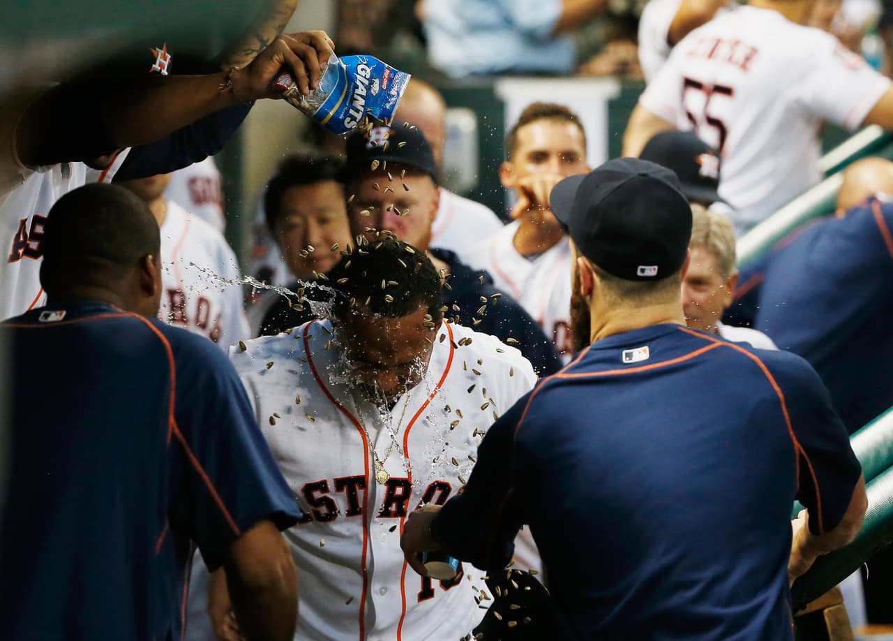 Con jonrón de Valbuena, Astros remontan y vencen a Orioles
