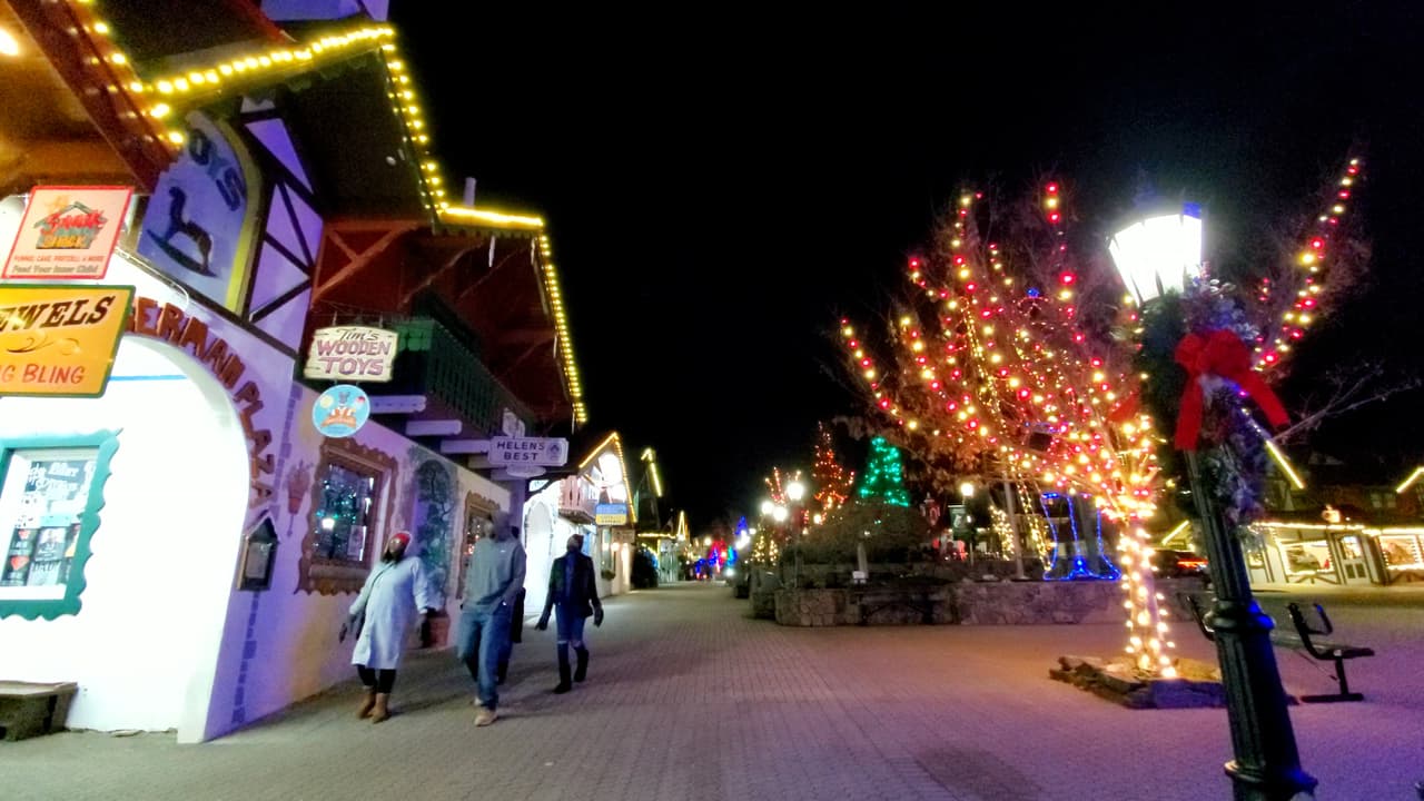 Ubicada en el condado White, a unas 90 millas en auto al norte de Atlanta, esta ciudad de estilo alemán es uno de los puntos turísticos más conocidos del estado.
