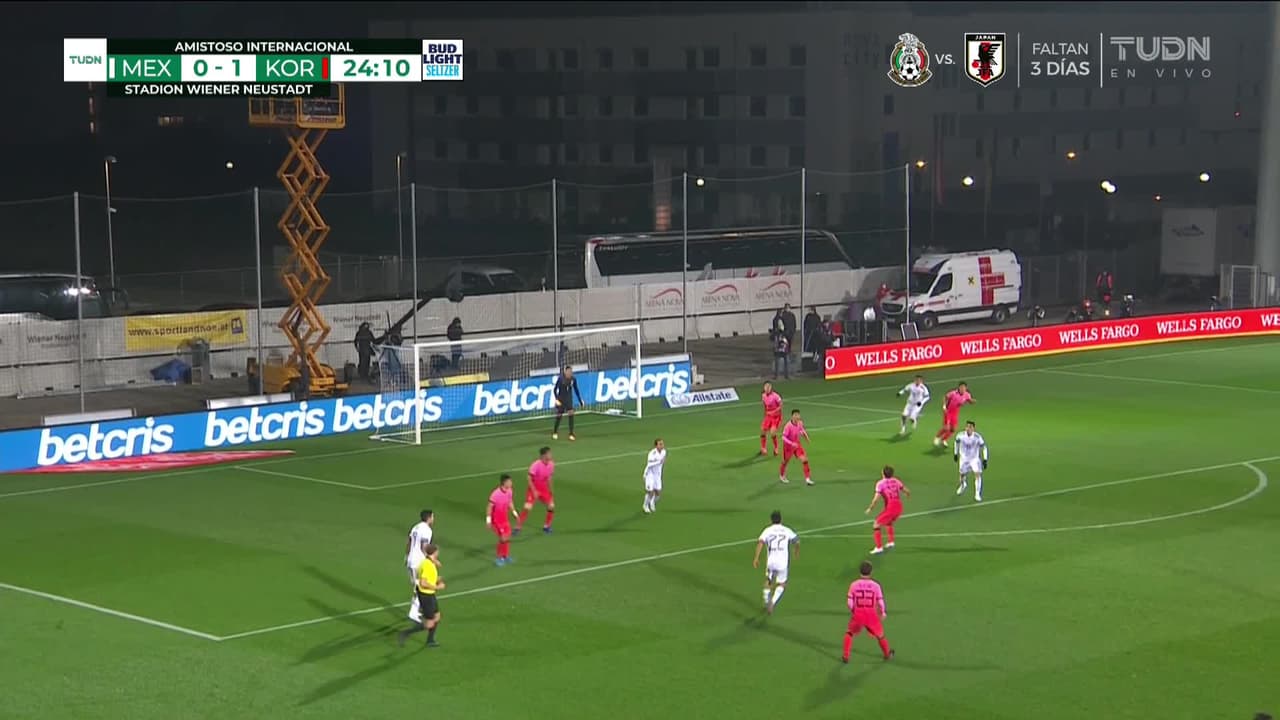 ¡CERCA! Hirving Lozano disparó que se estrella en el poste.