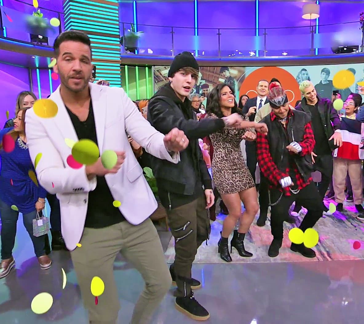 La música no podía faltar en la celebración y los integrantes de CNCO bailaron con los presentadores del show.