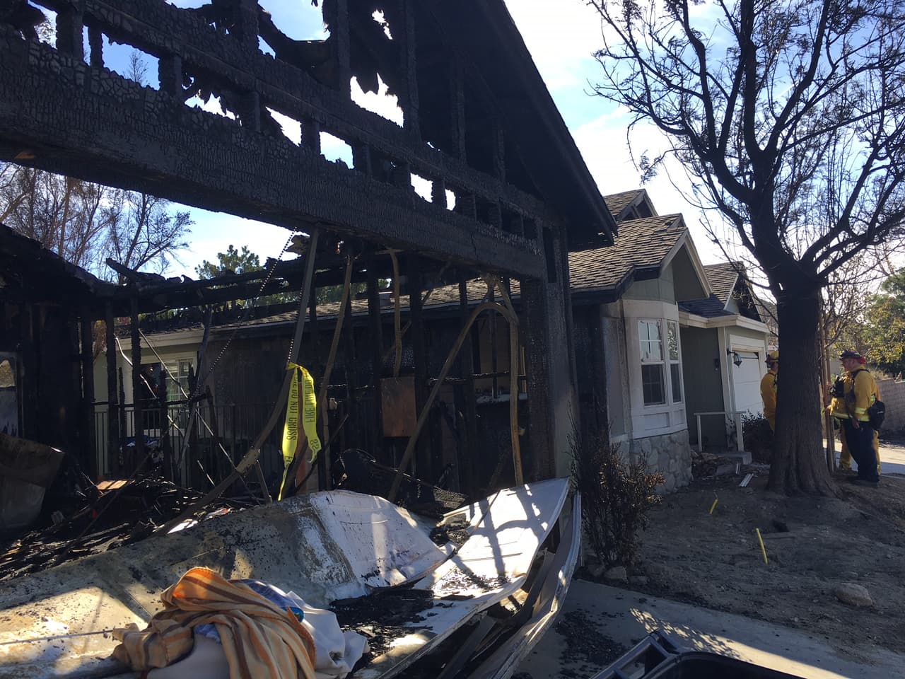 Llama la atención cómo algunas casas se queman por completo mientras los hogares vecinos logran mantenerse en pie. Esto se debe a la intervención oportuna de los bomberos, e incluso a la suerte.