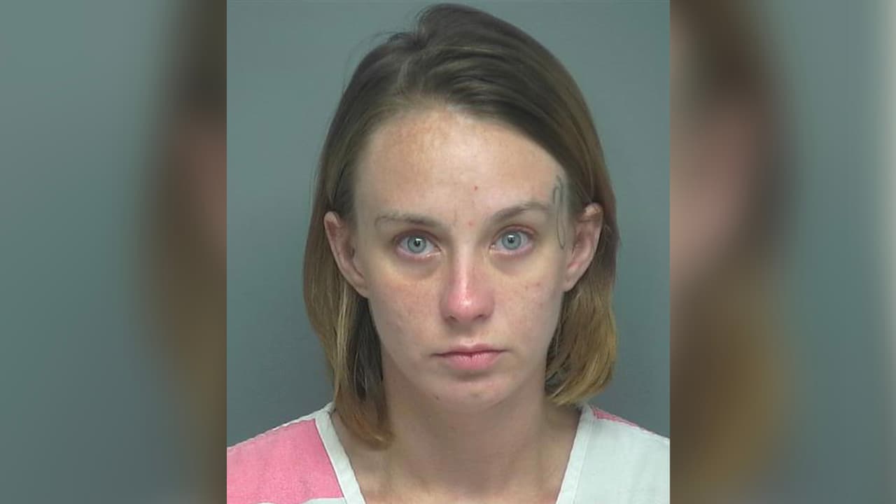 Chelsia Reneal Ezell, acusada de portar un arma de fuego ilegal.