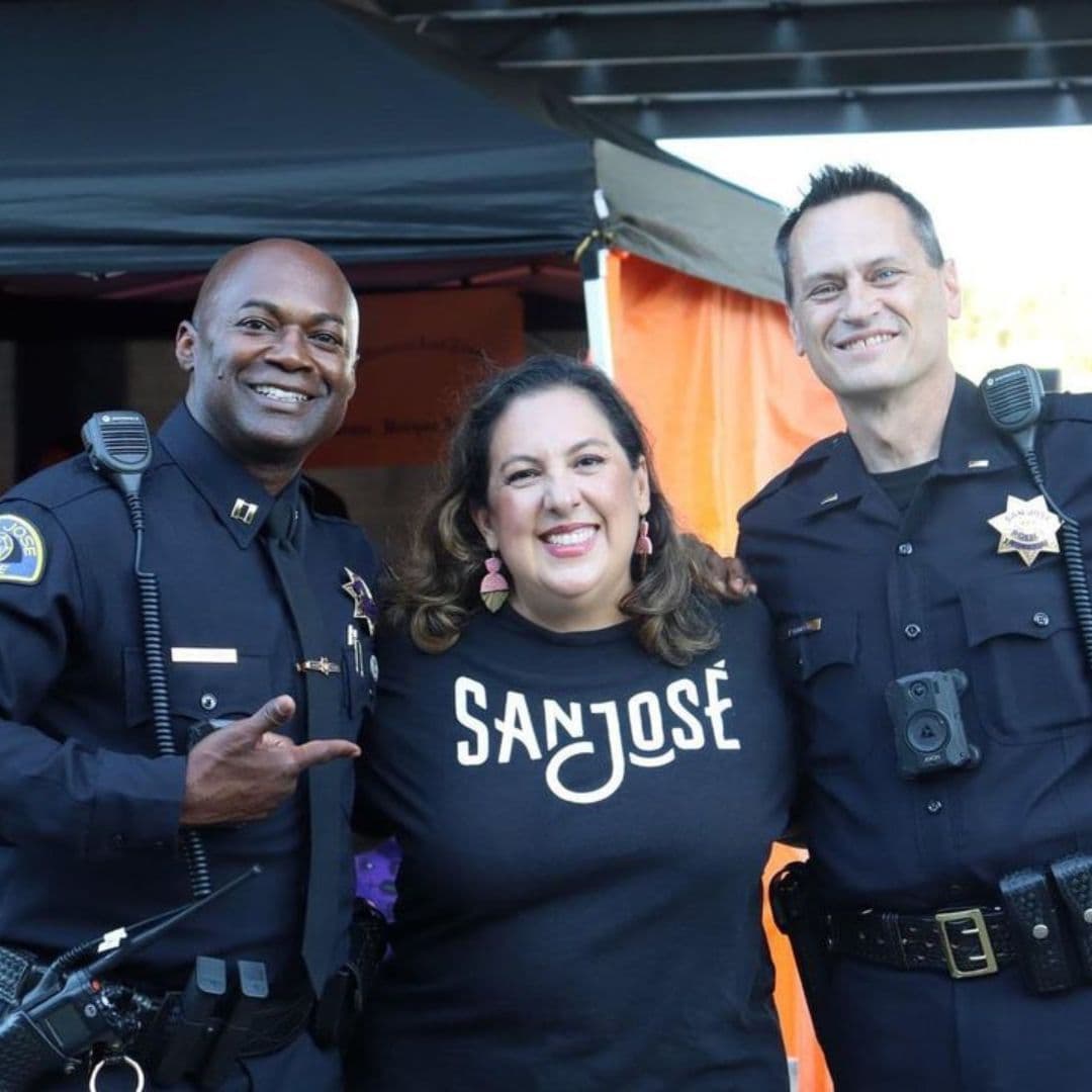 “Cada miércoles estamos aqui desde las cinco y media hasta las ocho y media y pueden hacer compras, comer comida de las trocas, pueden comprar helado, escuchar música y también tenemos cerveza local”, dijo Maya Esparza, concejal del Distrito 7 de San José.