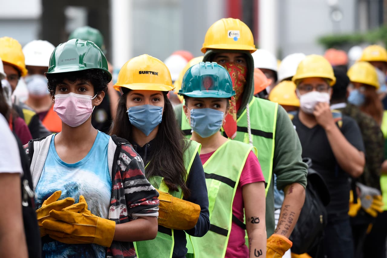 Volunteer rescue workers gather during the search for survivors and bodies in Mexico City on September 21, 2017, two days after a strong quake hit central Mexico. A powerful 7.1 earthquake shook Mexico City on Tuesday, causing panic among the megalopolis' 20 million inhabitants on the 32nd anniversary of a devastating 1985 quake. / AFP PHOTO / ALFREDO ESTRELLA (Photo credit should read ALFREDO ESTRELLA/AFP/Getty Images)