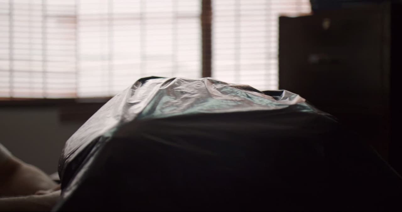 'El Chapo’ is ready to escape from the Puente Grande Penitentiary, preparing each step for a perfect mission. What key element could be hiding in that mysterious black bag?