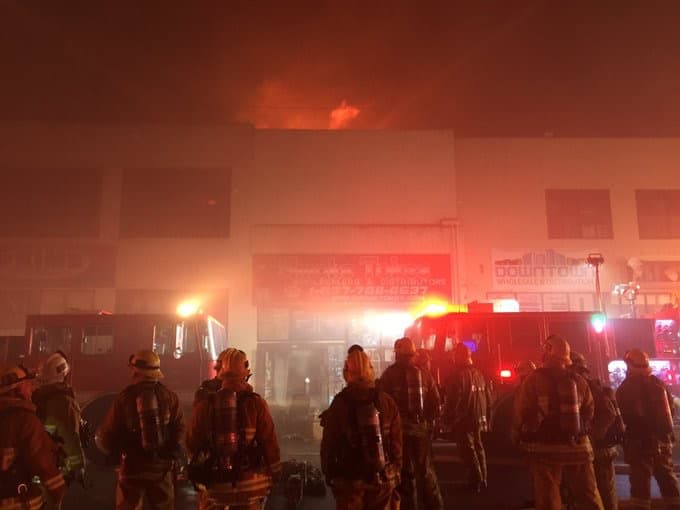 El fuego en un edificio comercial en Little Tokio movilizó decenas de bomberos.