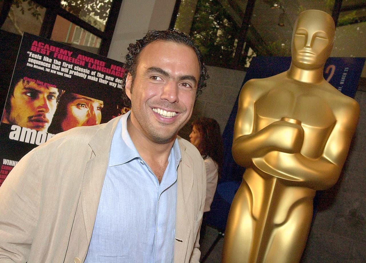 Durante su juventud trabajó en barcos cargueros, con tan sólo 17 años, empleo que le permitió conocer Europa y África.