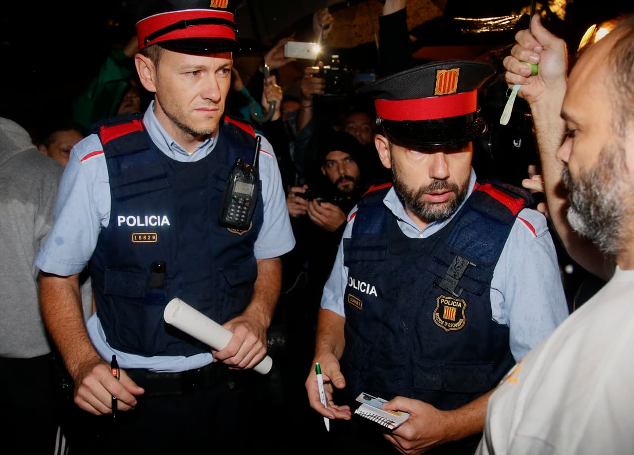 Los Mossos D'Esquadra entregaron notificaciones a los presentes informando que debían abandonar el lugar pero, de momento, no se han producido detenciones. Hay una gran expectación por la actuación policial en esta jornada.