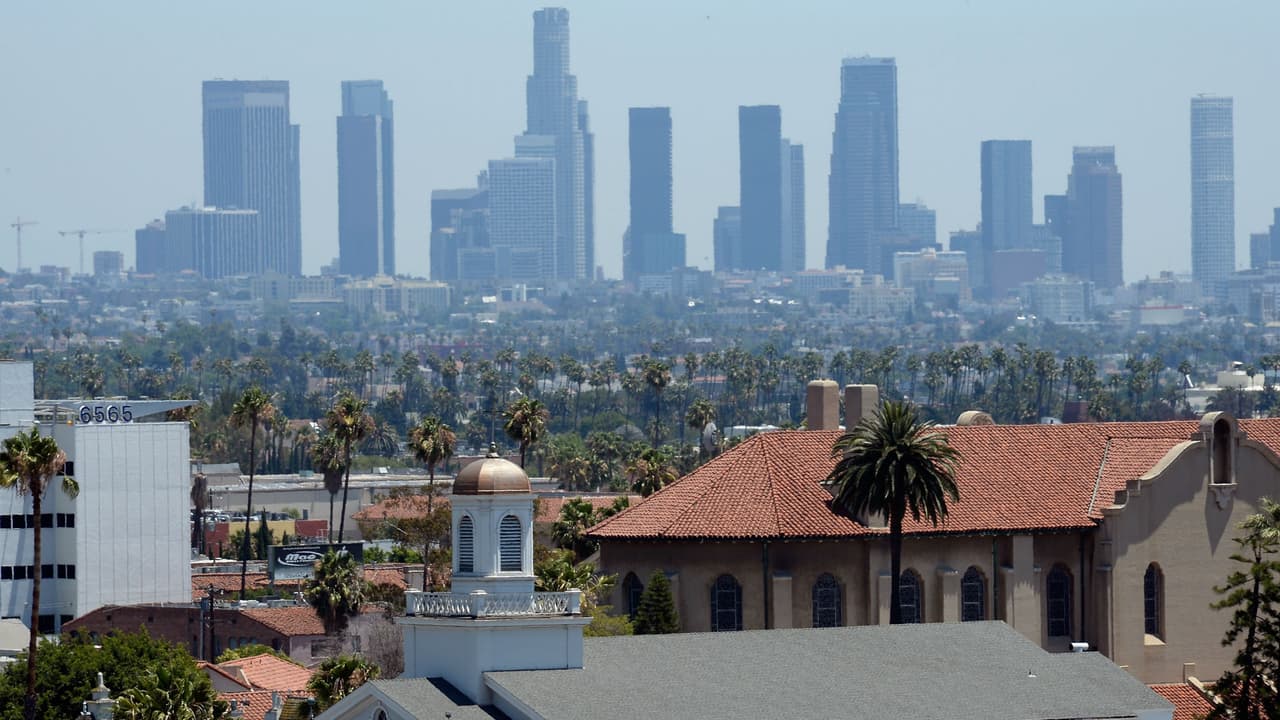 Se espera que la temperatura baje hasta los 41 grados en horas de la mañana, por lo que la principal recomendación es vestirse en capas y usar prendas adecuadas para el frío. Hay alerta por los estragos que pueden causar los vientos, incluso incendios. Autoridades advierten sobre los peligros de prender estufas y hornos para calentarse.