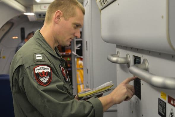 Las autoridades australianas indicaron que la búsqueda con radares del avión malasio desaparecido el pasado 8 de marzo con 239 personas a bordo ha sido infructuosa y replantearon una "estrategia visual" para localizar los posibles restos del aparato en el océano Índico. Dos aeronaves con "observadores entrenados" asomados a las ventanillas rastrean una zona de la extensión de la península Ibérica al suroeste de Australia, mientras otras dos se encuentran en camino para peinar la región donde ayer fueron detectados en unas imágenes de satélite dos objetos que podrían pertenecer a la aeronave. Un avión P3 Orion de las Fuerzas Aéreas australianas regresó este viernes a su base después de sobrevolar sin resultados positivos el lugar, señaló Young. Tony Abbott, declaró que harán "todo lo posible" para encontrar y confirmar si los restos pertenecen al vuelo MH370. "Ahora mismo podrían ser unos contenedores que han caído de un barco, nosotros no sabemos", advirtió Abbott.