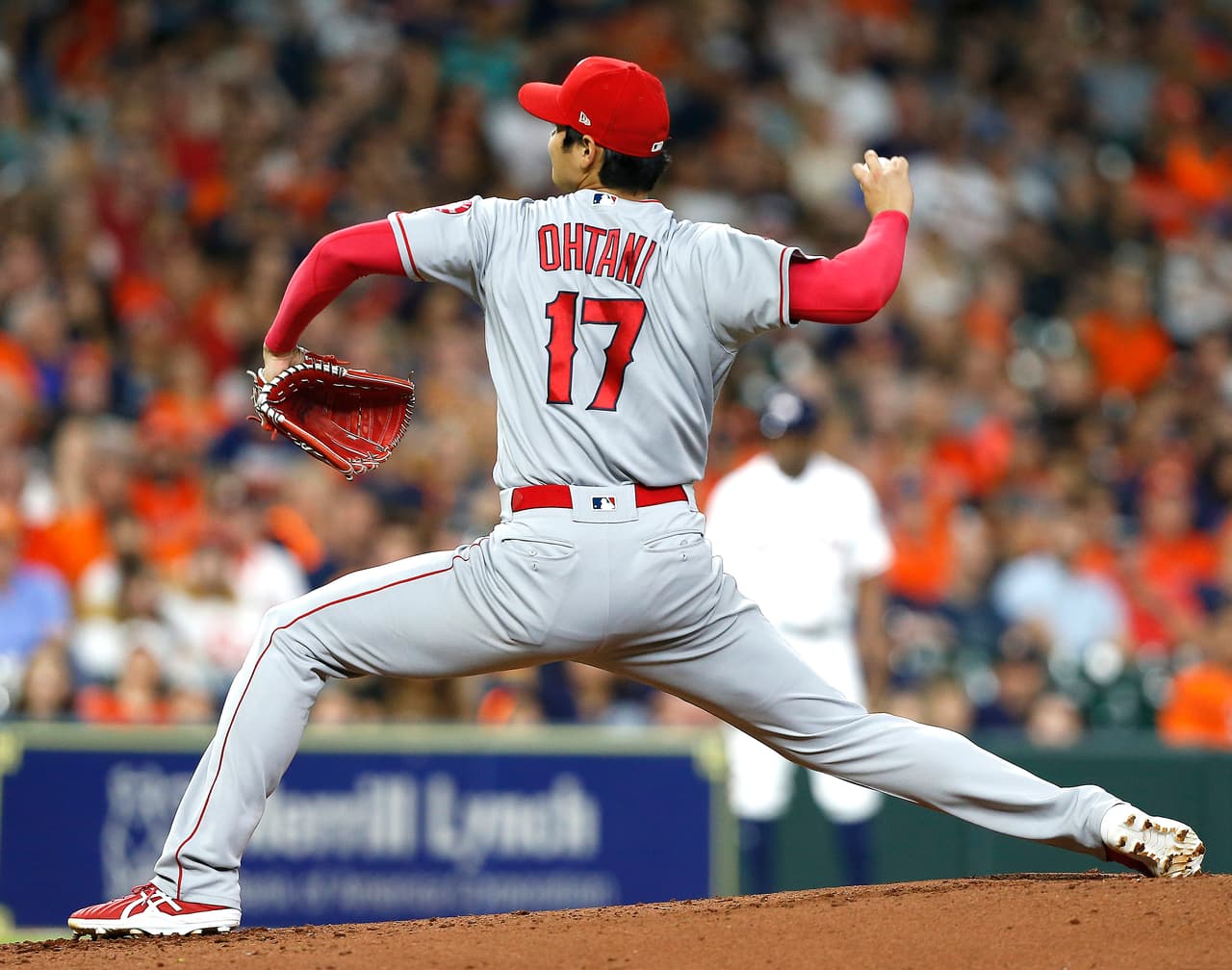 Es el segundo jugador en la historia en lanzar 50 entradas y pegar 15 HR en una temporada.