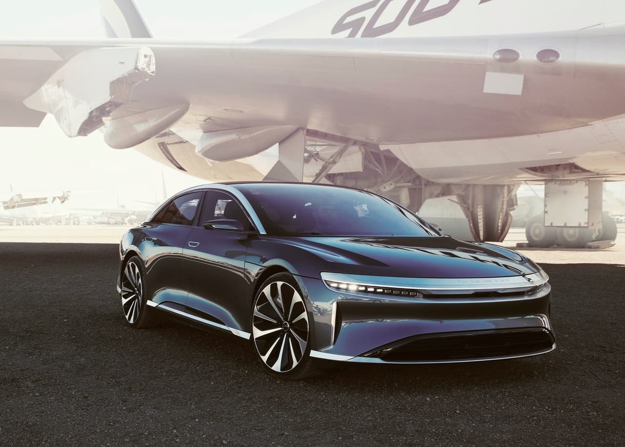 El Lucid Air fue desarrollado bajo un nuevo concepto enfocado en hacer que los componentes del tren motriz sean lo más pequeños y potentes posible para beneficiarse de un mayor espacio tanto en el habitáculo como en sus áreas de carga.