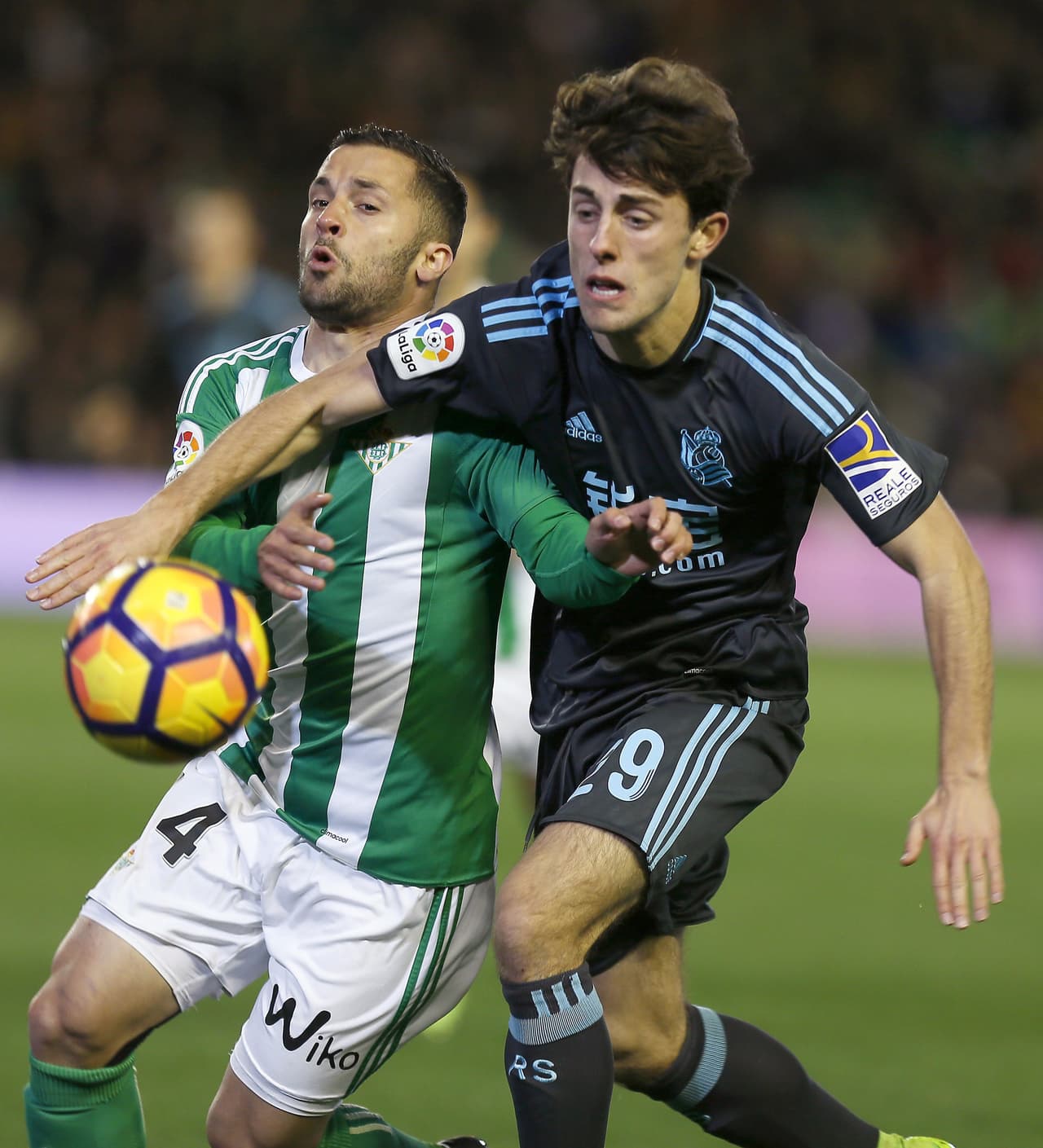 El lateral Álvaro Odriozola (Real Sociedad), quien asisitió a Xabi Prieto en su primer gol, disputa un balón con Riza Durmisi (Betis) por la banda derecha.