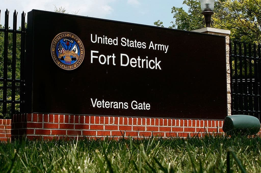 Entrada del Fort Detrick, en Maryland, cuyo personal abatió al atacante de un tiroteo en Maryland