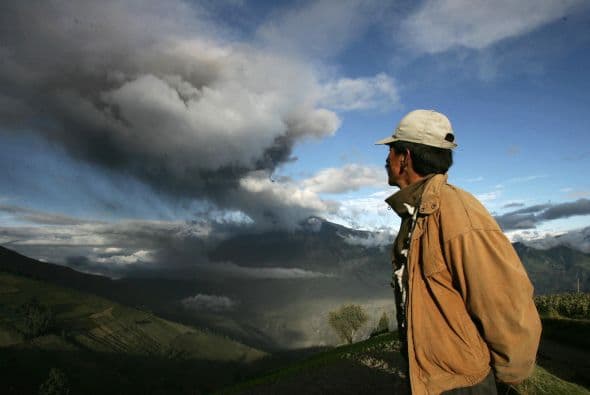 Apuntó también que "se ha registrado un pequeño número de explosiones volcánicas de menor tamaño y varios episodios de tremor (bramido) volcánico".
