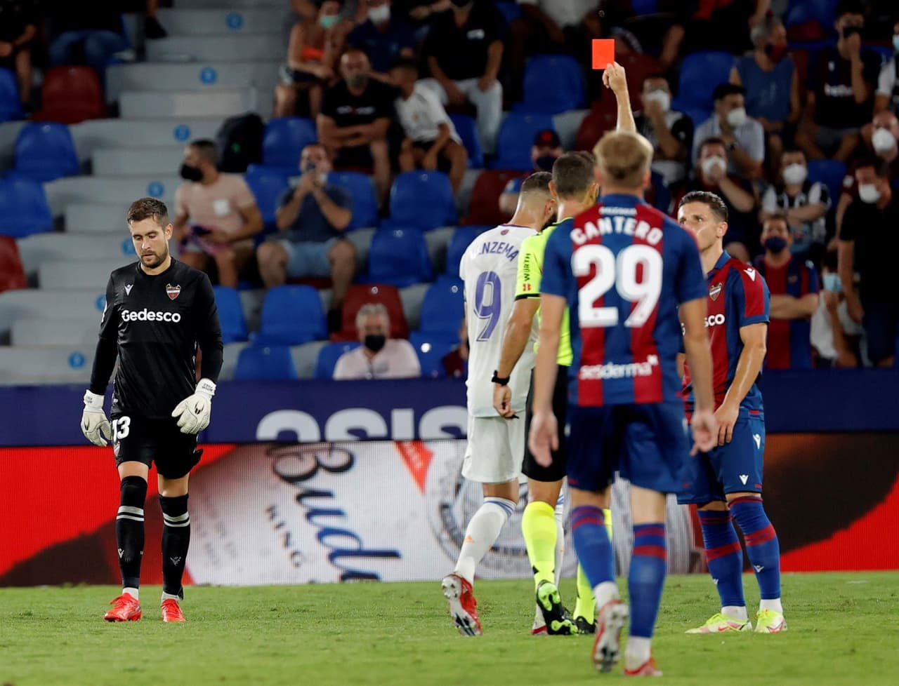 El Real Madrid logra empatar el encuentro 3-3 tras ir perdiendo ante el Levante, durante la segunda Jornada de LaLiga. Roger Marti, José Gomez Campaña y Roberto Suarez Pie fueron autores de los goles de la escuadra de los 'granotes', sin embargo, Bale y el doblete de Vinicius Jr. igualaron marcador y salvaron un punto.
