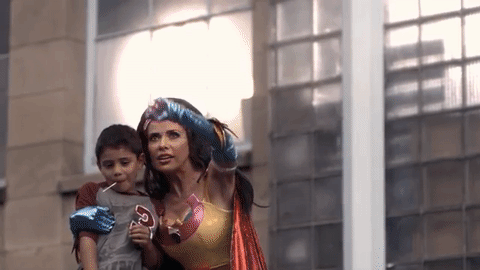 En su videoclip 'La Noche', Gloria se puso el traje de heroína.