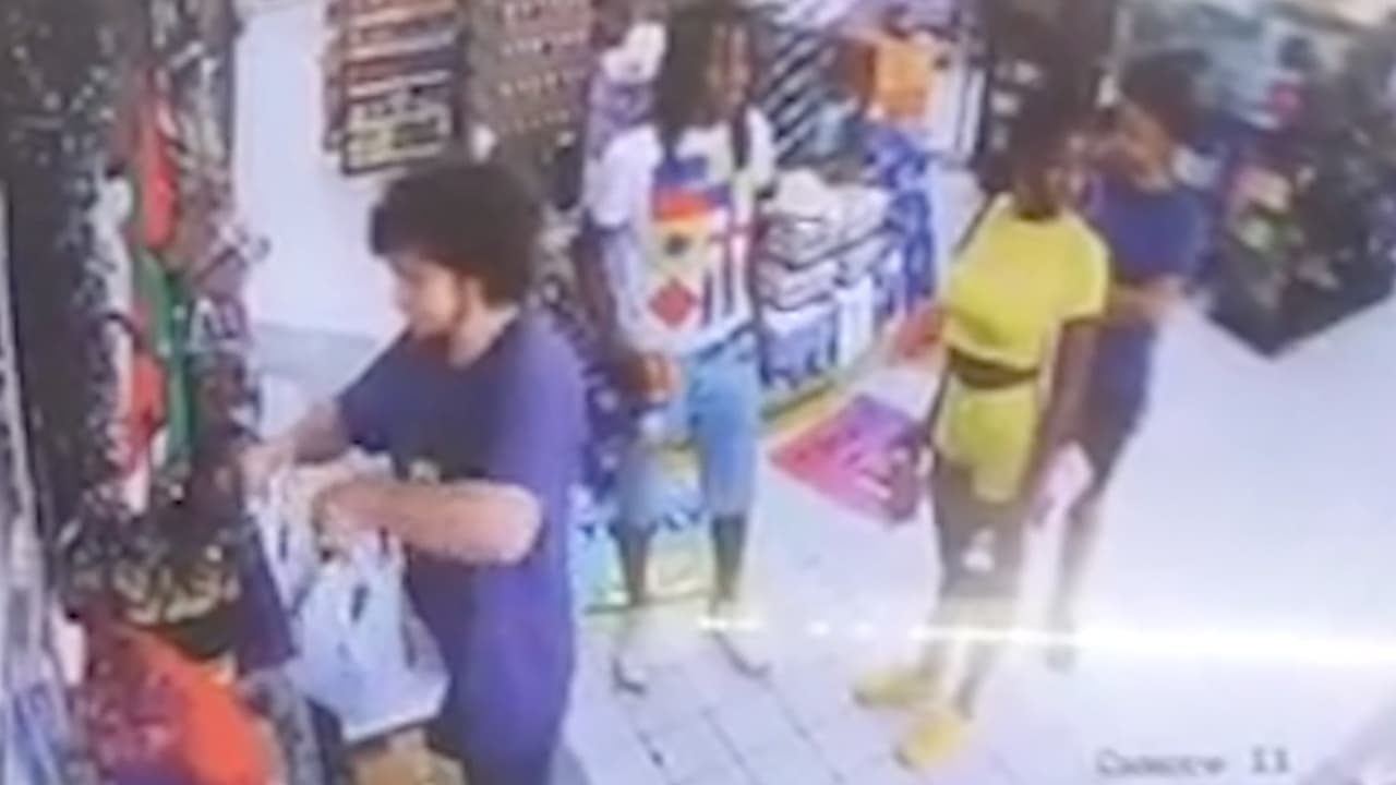 En las imágenes de ve cuando el joven sale del negocio.