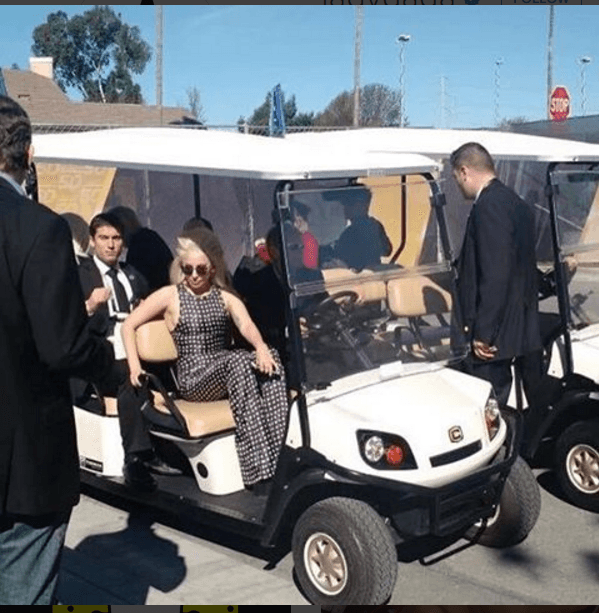 Así llegó la intérprete de 'Alejandro' a hacer su último ensayo, antes del gran momento.
