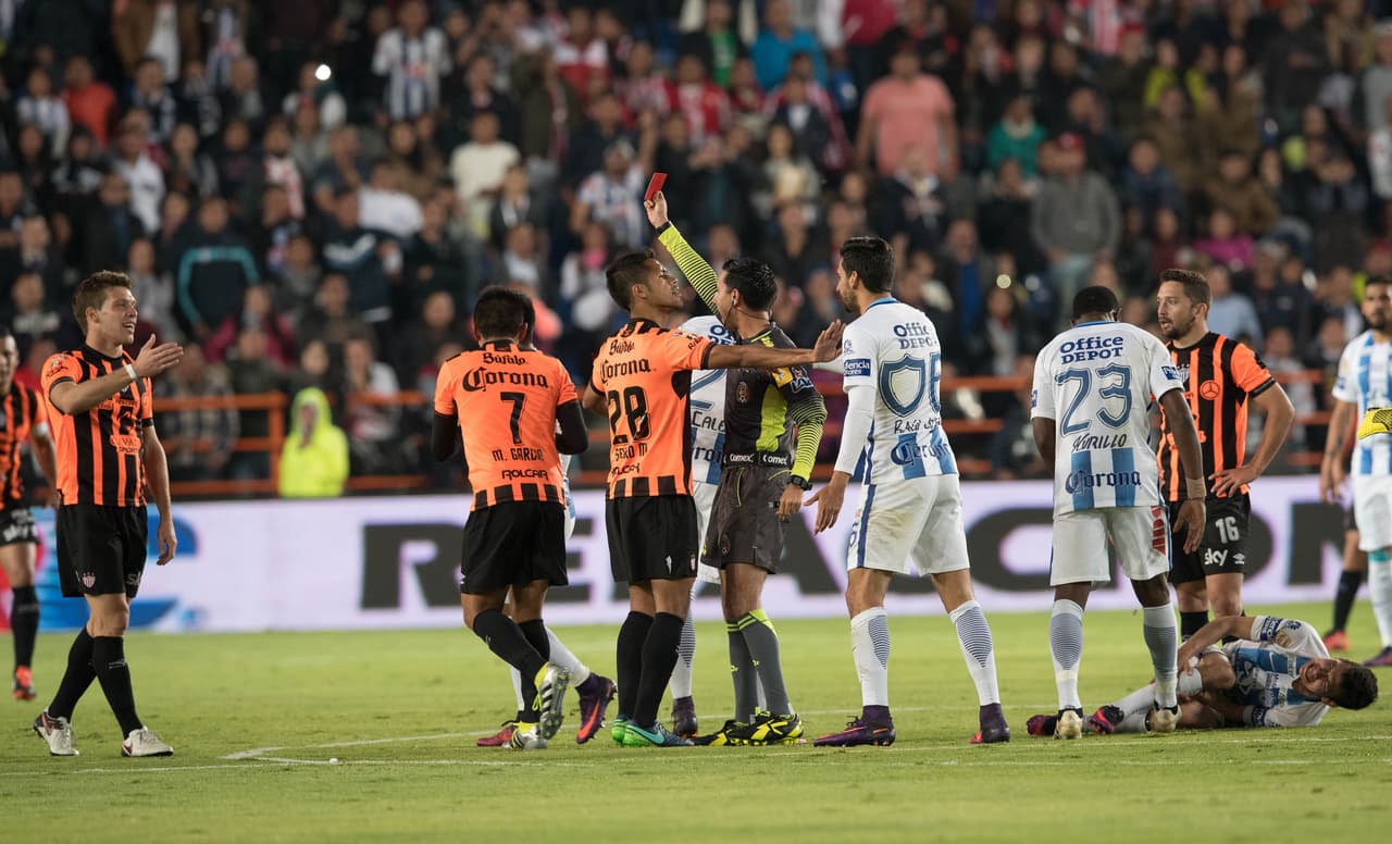 Pasada la hora de juego, el estratega rojiblanco Alfonso Sosa envió el mensaje de defender con todo, incluso en jugadas a balón parado favorables nadie subió de la visita para evitar el contragolpe.