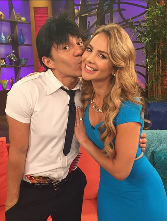 '¡Aquí está 'el Vitor' haciendo de las suyas! @adrianuribe lo trata de controlar #despiertaamerica', bromeó Ximena. (Mayo 20, 2015)