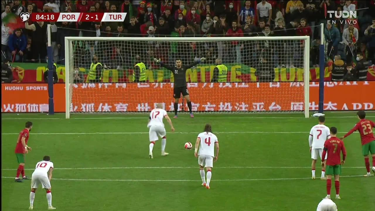 ¡CERCA! Burak Yilmaz disparó que se estrella en el poste.