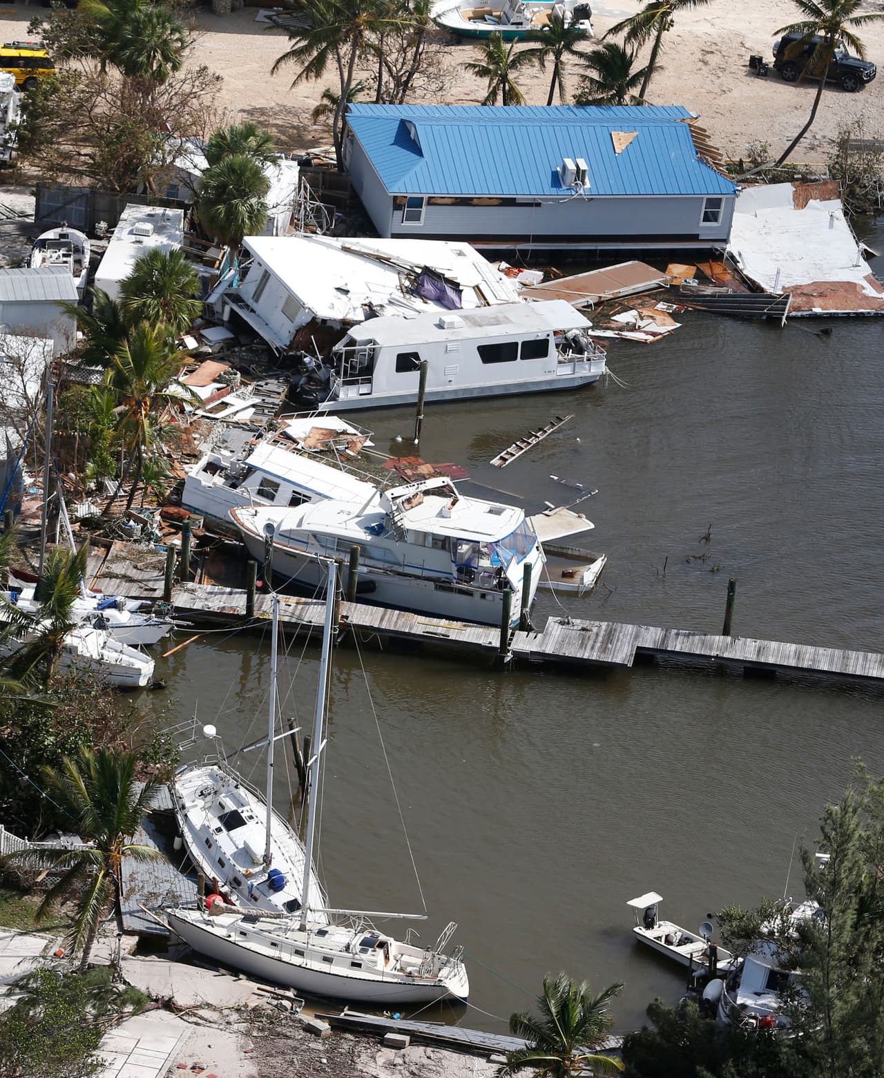 Botes y edificaciones seriamente dañadas por los vientos de Irma en Key Largo. Según el servicio de electricidad de Key West 29,000 personas quedaron sin electricidad durante la tormenta. 
<br>
<br>