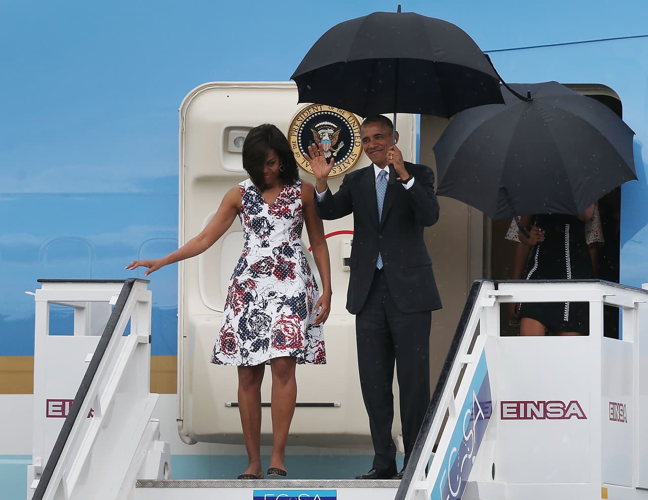 Barack Obama y la Primera Dama saliendo del Air Force One tras su llegada a Cuba.