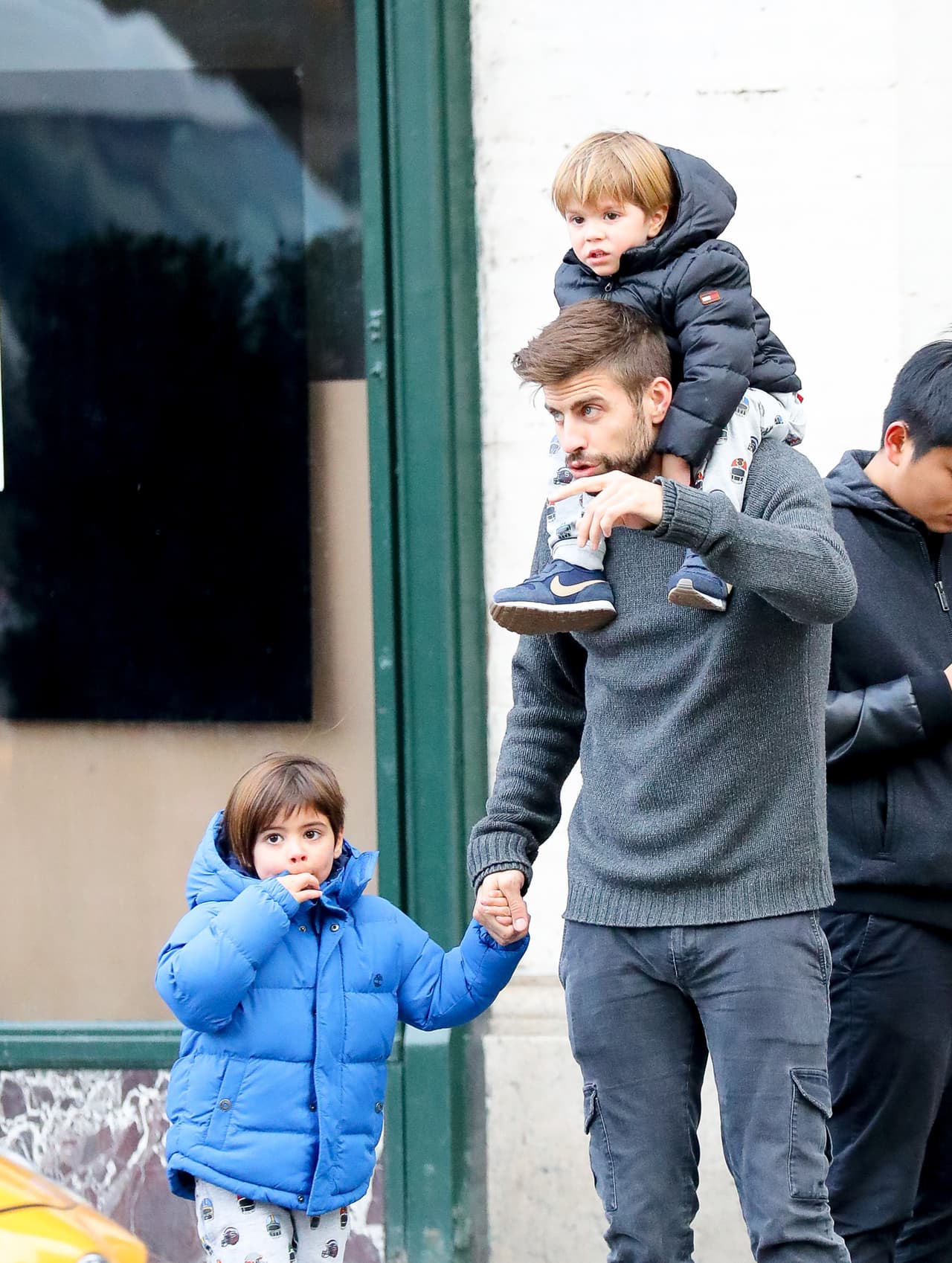 Un día después Gerard salió a caminar con sus hijos.