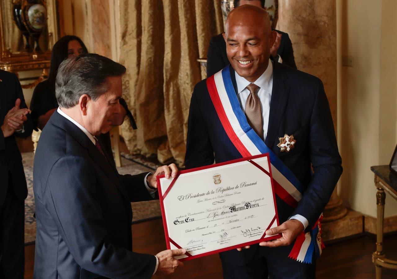 Mariano Rivera expitcher de los New York Yankees reibió la medalla Belisario Porras de manos del presidente de Panamá, Laurentino Cortizo.