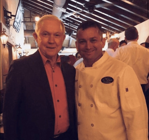 Boicotean un restaurante mexicano luego de dar de comer a Jeff Sessions (que acababa de defender el muro)