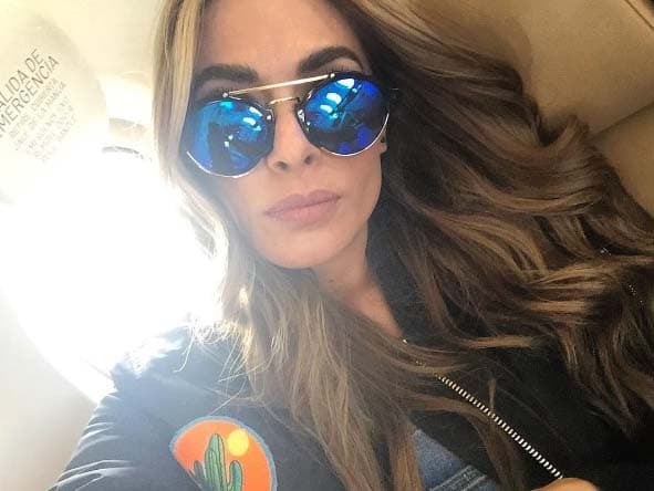 Los cristales espejados con efecto tornasol combinan muy bien con casi cualquier vestimenta y te pueden ayudar a darle un toque original a tu atuendo.