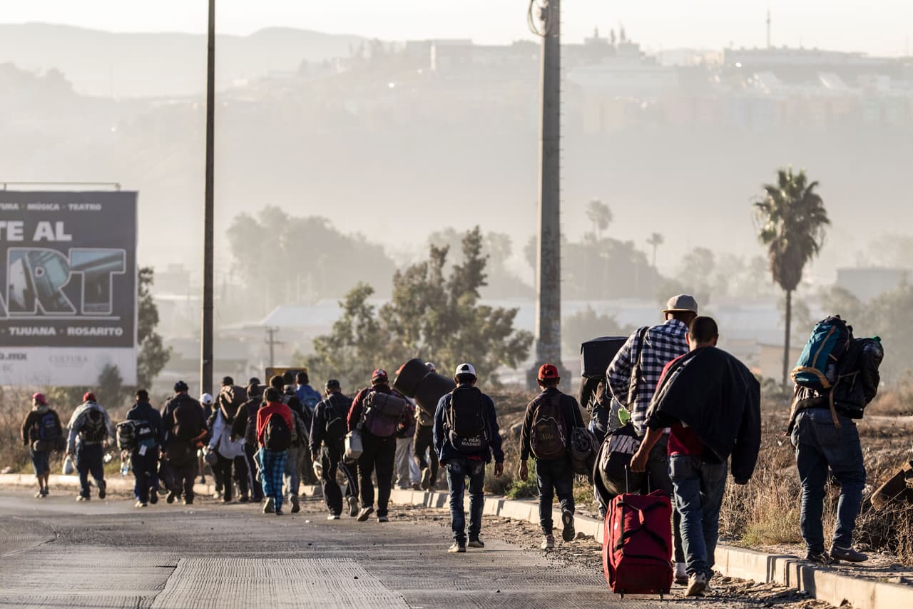 Las autoridades federales calculan que este viernes cerca de 2,000 centroamericanos más arribarán a la ciudad fronteriza. "Tijuana no está preparada para recibir una caravana de esa magnitud”, dijo a Univision Noticias Juan Manuel Gastelum, alcalde de esa ciudad.