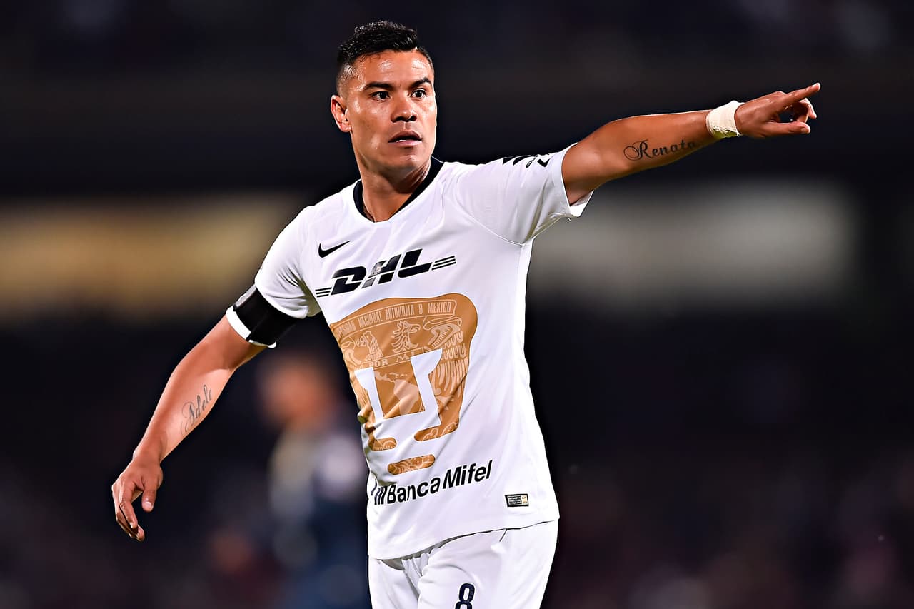 Del otro lado, las inidicaciones sobre el terreno de juego, con su liderazgo, Pablo Barrera, capitán de los universitarios, buscando dar orden a sus compañeros.