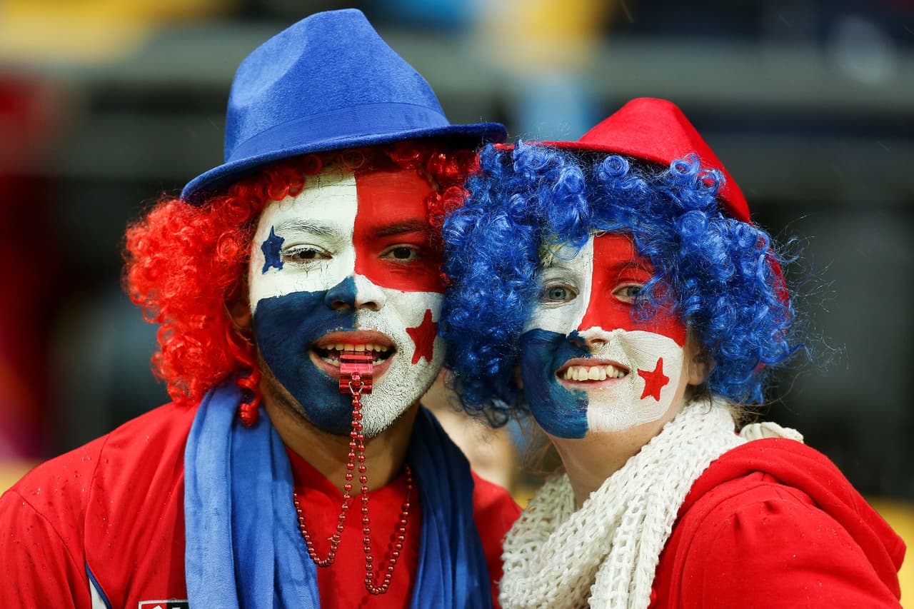 PANAMÁ- Los fanáticos panameños no deben olvidar los colores rojo, azul y blanco, y quizá una peluca multicolor como la de estos chicos.