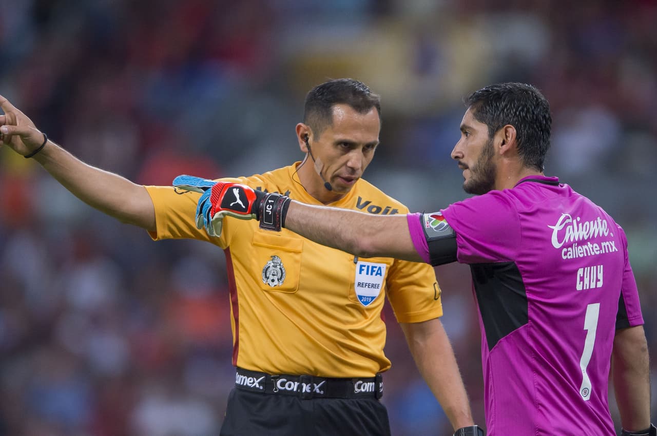 El árbitro Luis Enrique Santander no sancionó penal en dos aparentes infracciones en el área de Cruz Azul durante el segundo tiempo.