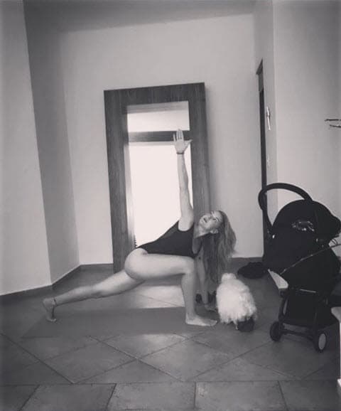 La actriz no dejó de hacer ejercicio aún cuando estaba embarazada. Hace poco compartió esta imagen: "La vida solo se puede entender mirando hacia atrás, pero solo se puede vivir mirando hacia adelante. Soren Kierkegaard #momentos #granmaestro @elpeps1 🙏🏻🙏🏻🙏🏻 con mis compañeritos amados 😍".