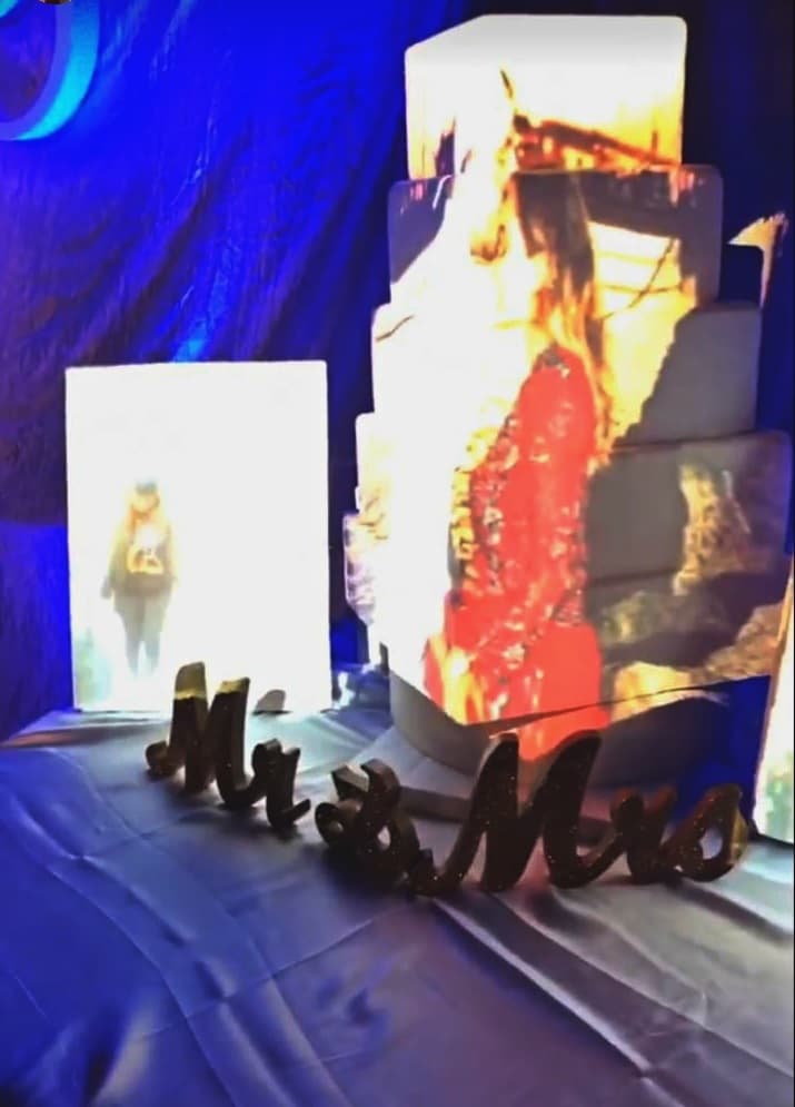 Sin duda el detalle más emotivo de la boda fue este pastel donde se proyectaba una imagen donde esta Juan besando en la frente a su hermana Jenni, así que estuvo presente en el pastel de bodas de los novios.