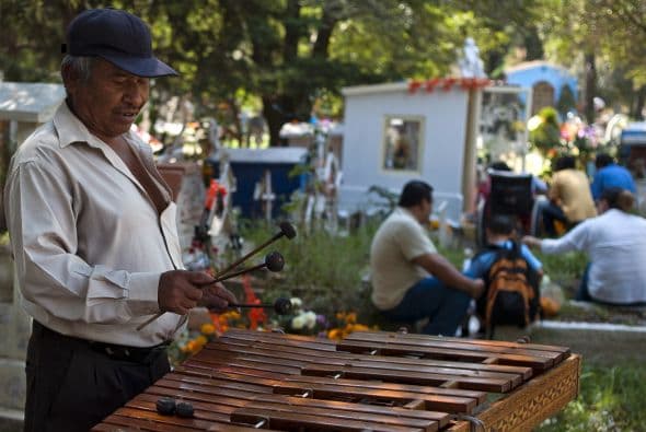 Tan sólo en el estado de Michoacán, se espera una afluencia de 10 personas por minuto a los cementerios de la ciudad de Morelia..