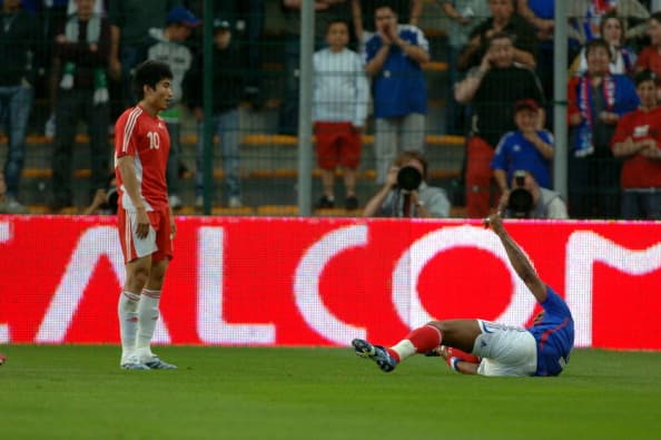 Djibril Cisse sufrió dos fracturas terribles en su carrera, una en la pierna izquierda y esta en la derecha. Una con Liverpool y otra con la selección de Francia.