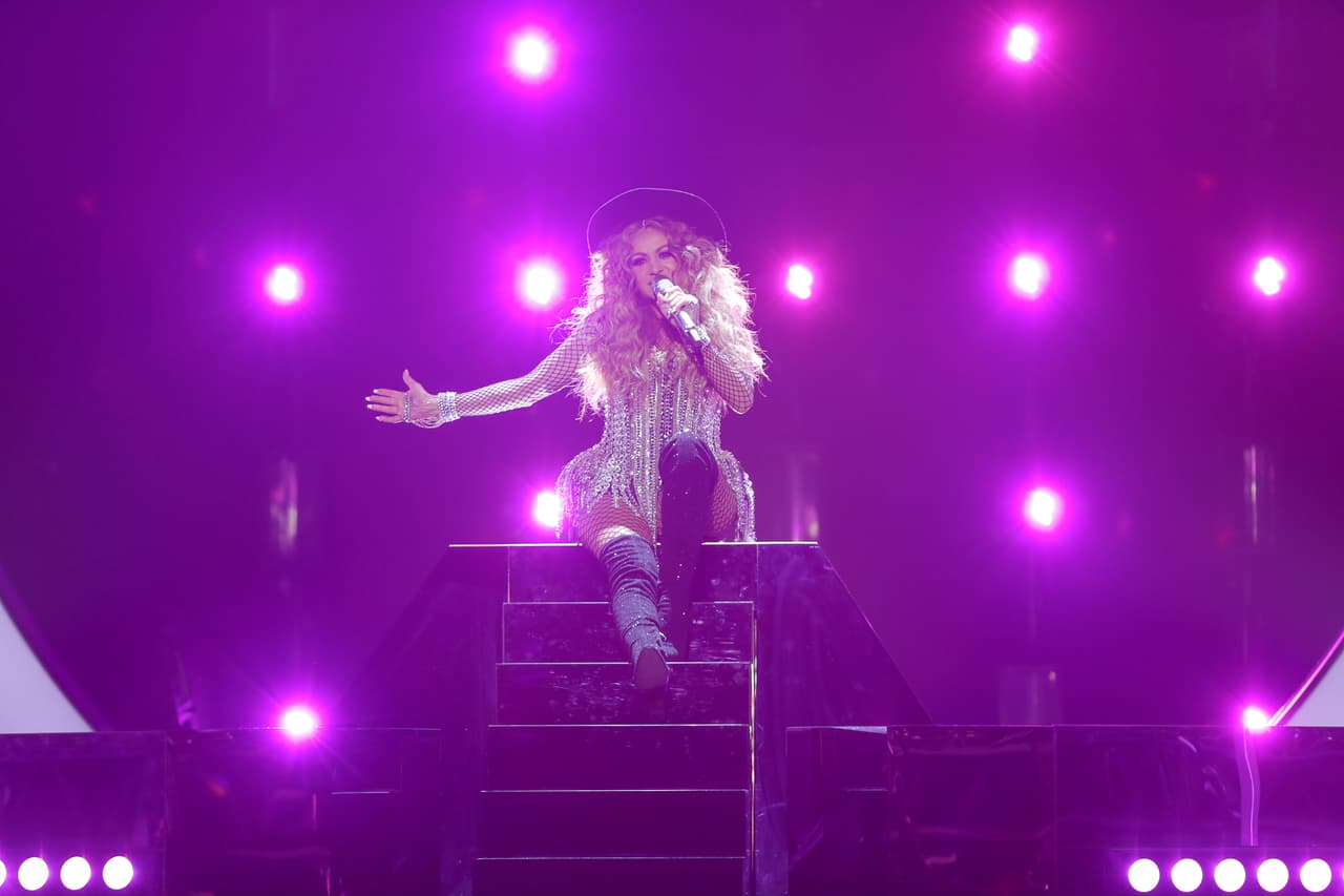 La cantante mexicana presentó un medley de algunos de sus éxitos, siendo el primero 'De qué sirve'.