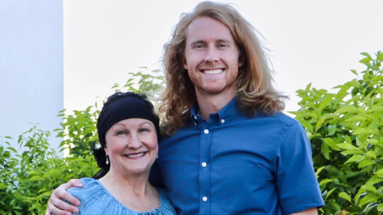 Este chico se deja crecer el cabello para donar una peluca a su madre diagnosticada con un tumor cerebral