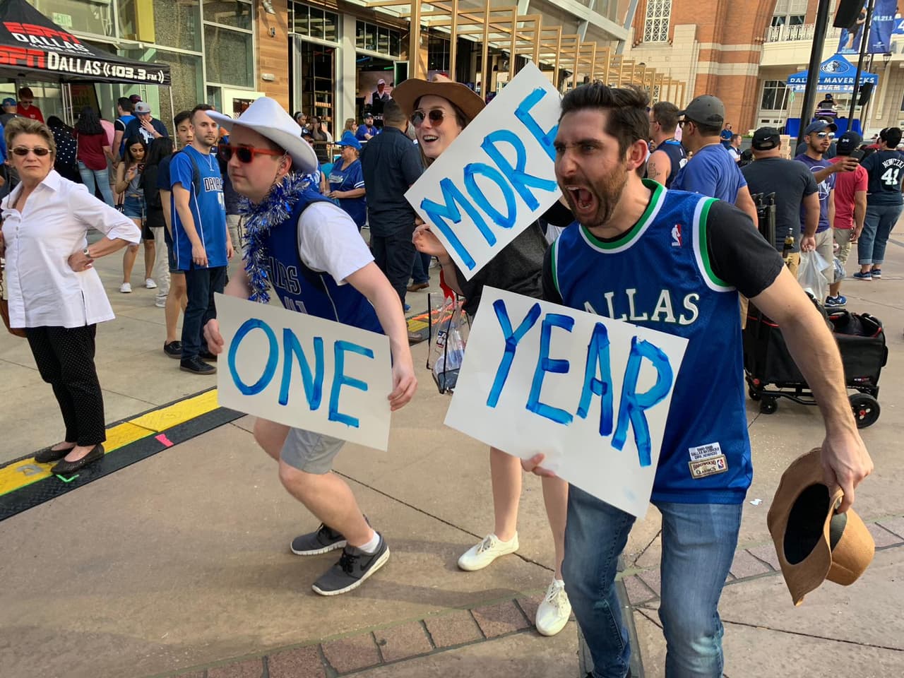 Afuera del American Airlines Center se llevó a cabo una fiesta antes del partido de los Dallas Mavericks contra los Phoenix Suns.