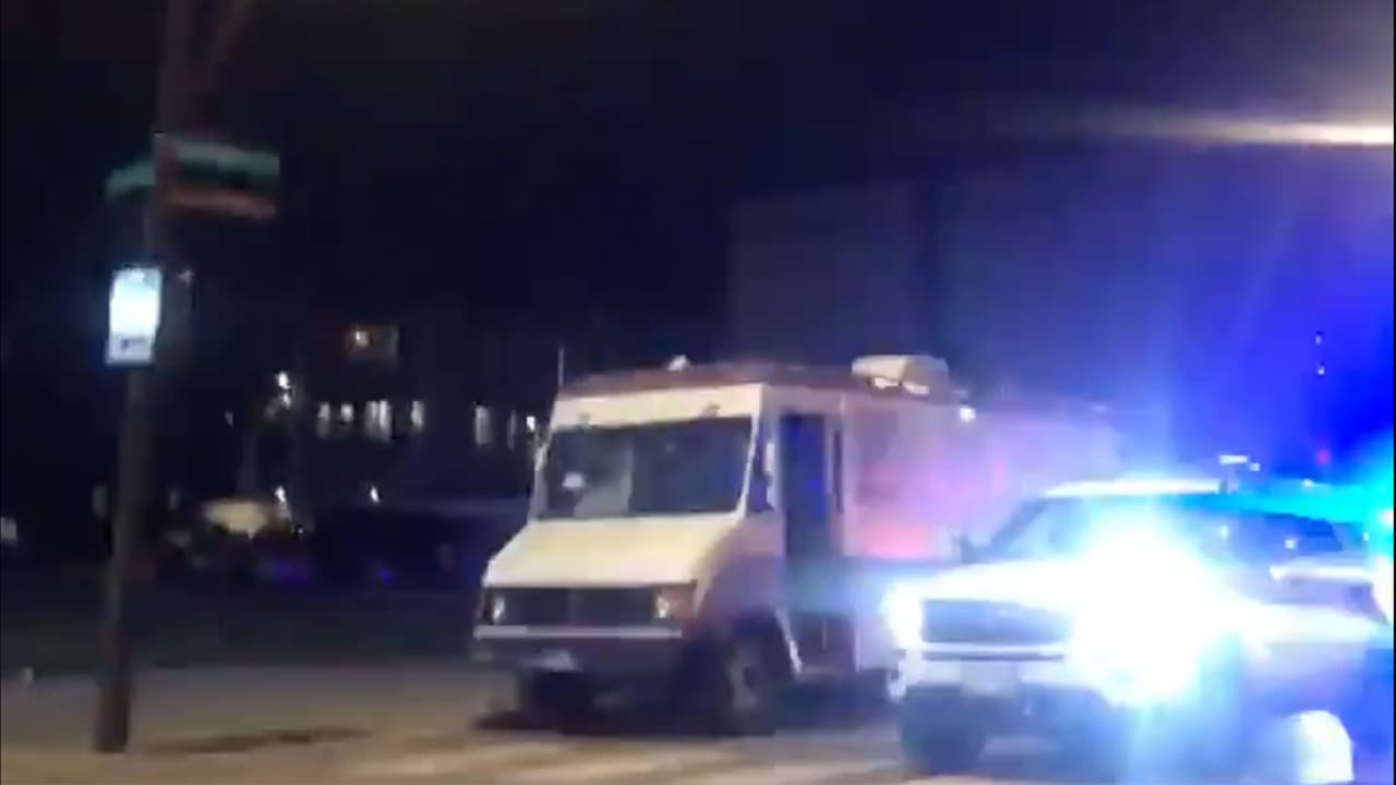 Tiran cohetón dentro de un food truck al oeste de Chicago; el vendedor resultó herido