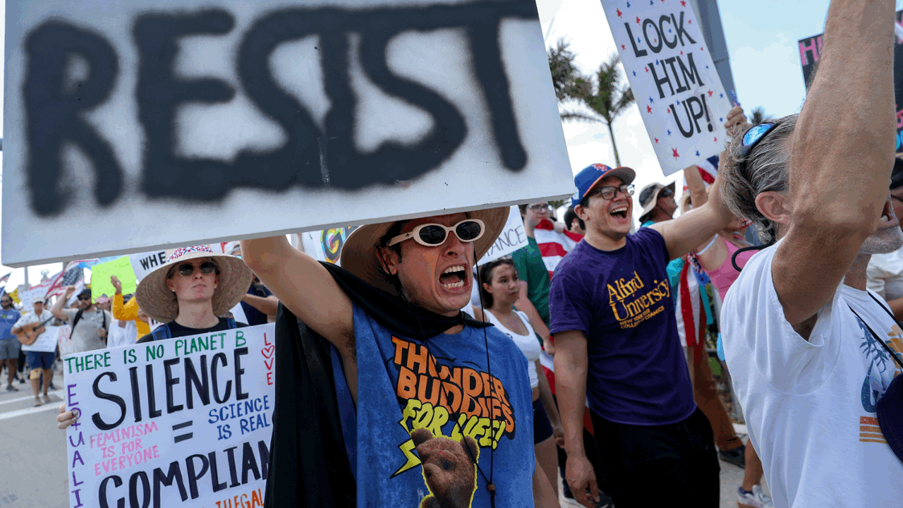 Protestas en diferentes ciudades de EEUU contra Donald Trump. Mientras, Washington DC se alista para una parada militar.