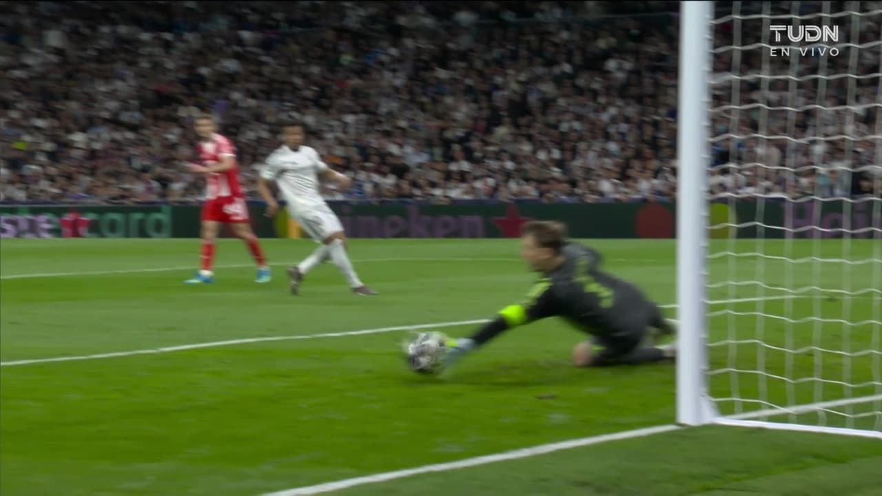 ¡Neuer el héroe! Enorme atajada del alemán para evitar el 1-0