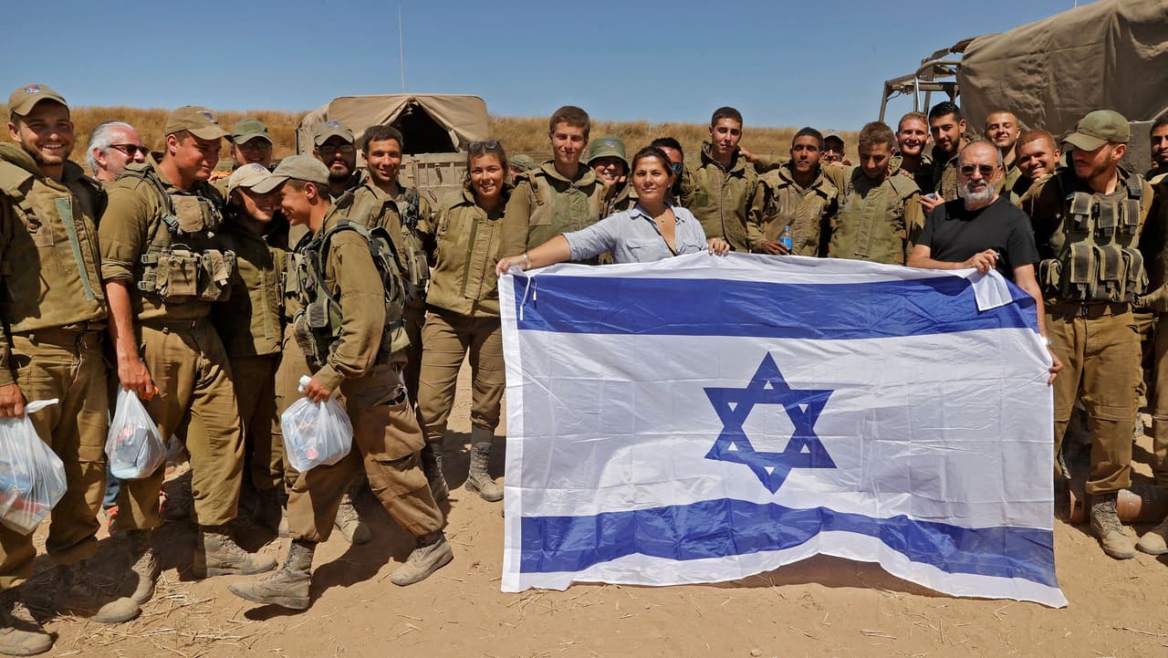 <b>Puesto 18. Israel</b>
<br>
<br>
<b>Índice de Poder: 0.2621 puntos.</b>
<br>
<br>Población: 8 millones de habitantes.
<br>
<br>Personal militar: 646,000 hombres. 173,000 activos y 465,000 reservistas.
<br>
<br>Fuerza aérea: 597 aeronaves. 241 aviones caza y 127 helicópteros.
<br>
<br>Fuerzas Terrestres: 1,900 tanques, 8,044 vehículos armados y 48 lanzacohetes.
<br>
<br>Fuerzas navales: 67 naves. 0 portaaviones, 0 destructores y 5 submarinos.
<br>
<br>Presupuesto anual de defensa: 17,800 millones de dólares.
<br>
<br>Los países pertenecientes a la OTAN reciben una bonificación en la puntuación, debido al intercambio de información y recursos entre los miembros de la coalición.
<br>