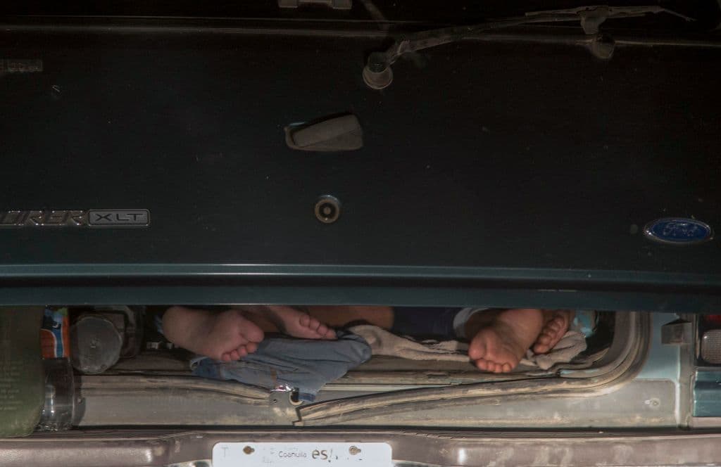 Familiares de los mineros atrapados en México duermen en una furgoneta.