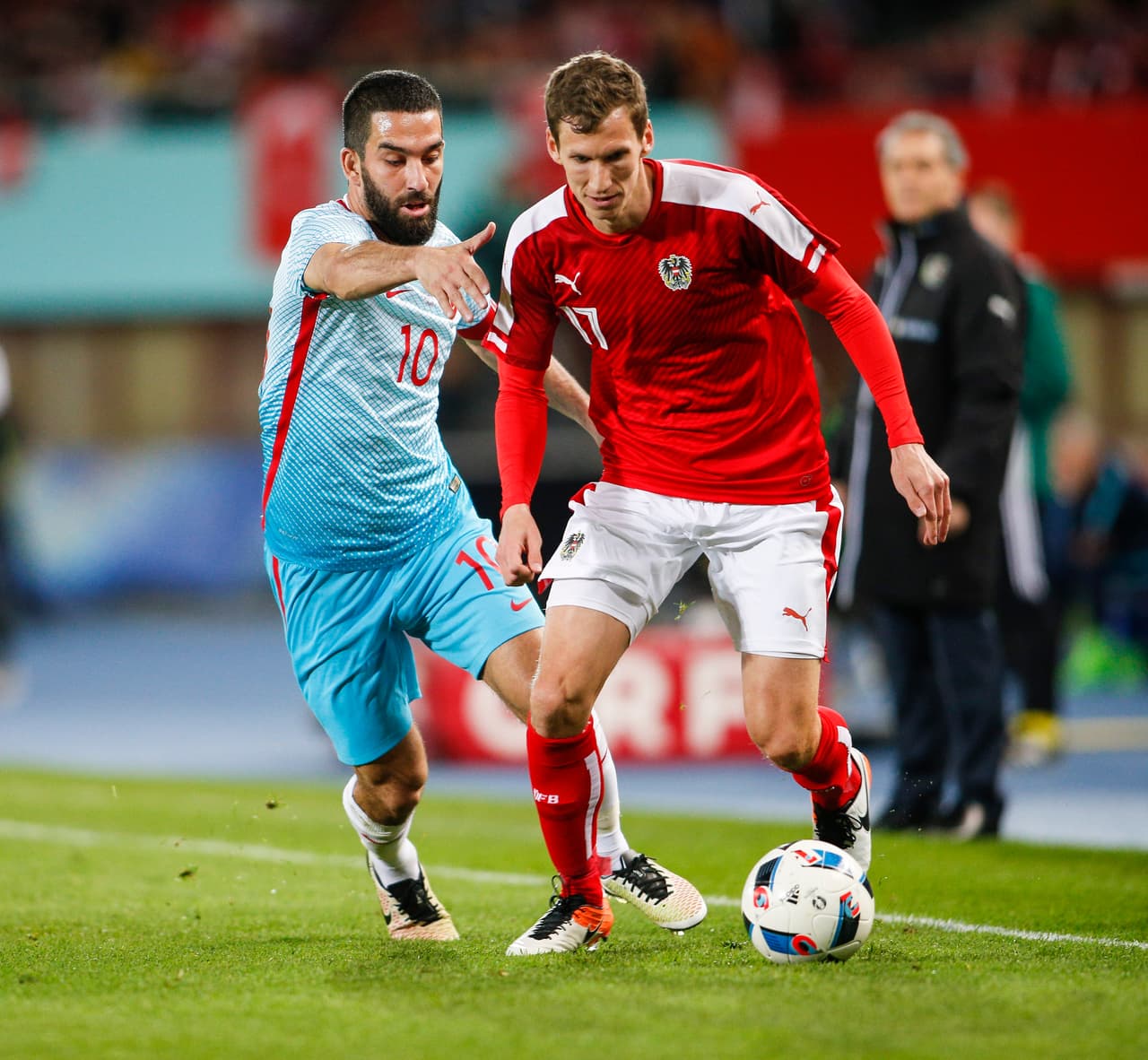 Arda Turan marcó en la victoria por remontada de Turquía 2-1 sobre Austria